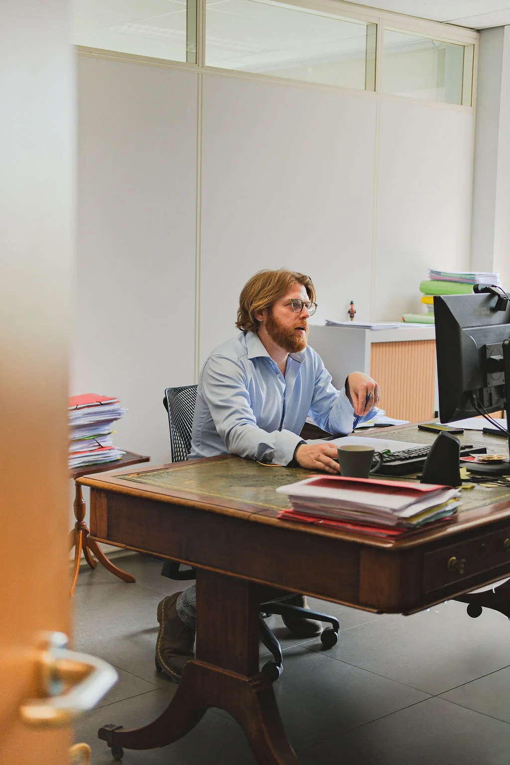 Een teamlid van Flamend & Partners aan het werk op kantoor